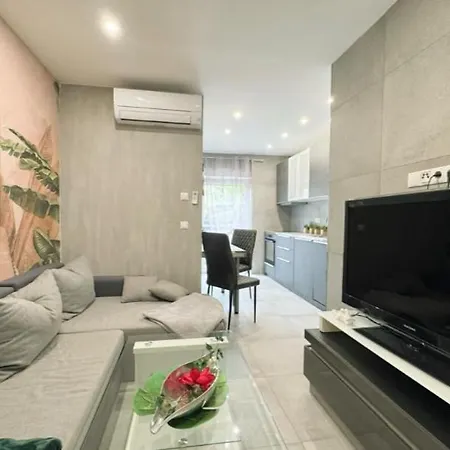 4 Modernly Built شقة *