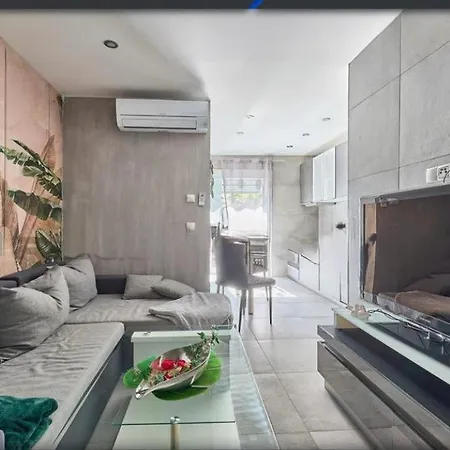 4 Modernly Built شقة *
